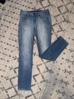 Women’s Low-rise Skinny Jeans in Light Blue Wash